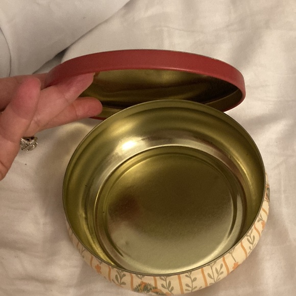 Small vintage Victorian scene tin. Lined inside with gold foil. - Picture 7 of 8